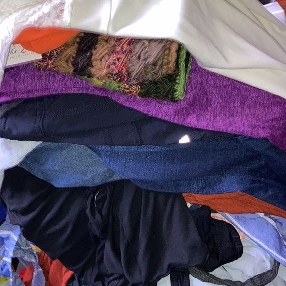 RESELLERS MYSTERY BOX! Active and casual wear! - Picture 6 of 12